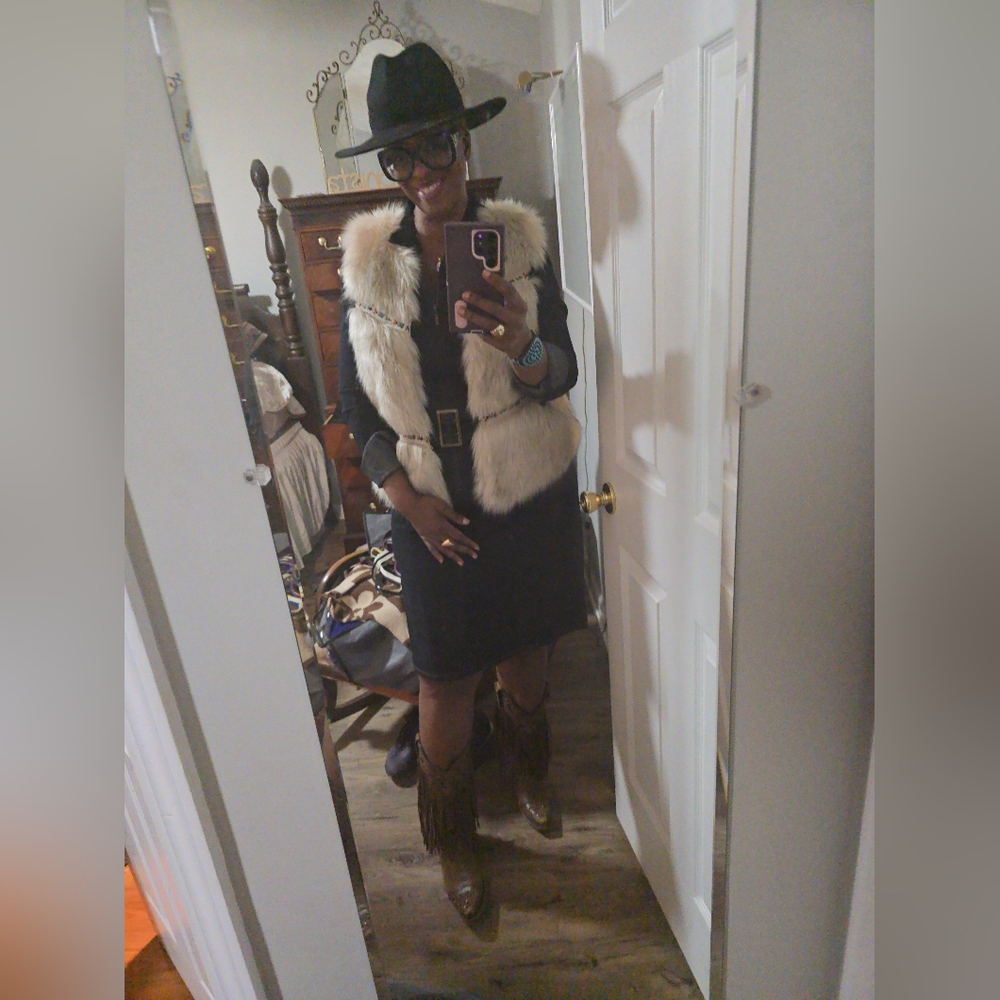 Western Style Luxe Faux Fur Vest - Picture 6 of 6